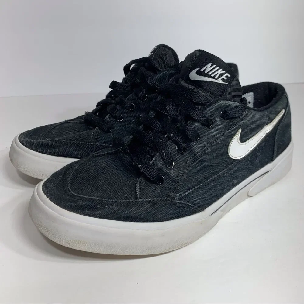 EUC Nike Black‎ and White Canvas Sneakers